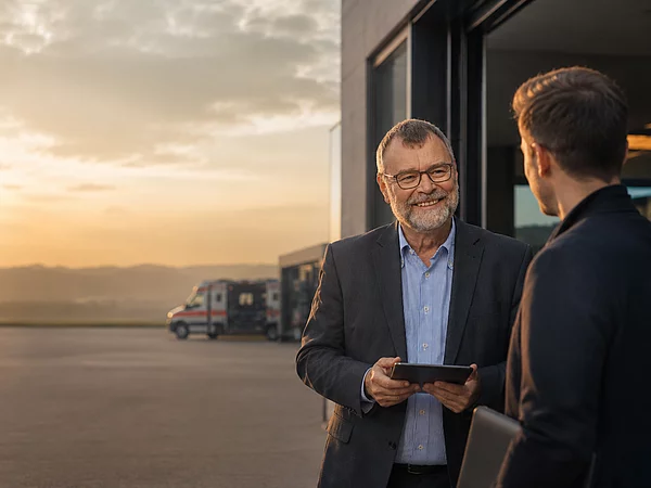 Andreas Plöger vor Rolltor im Gespräch
